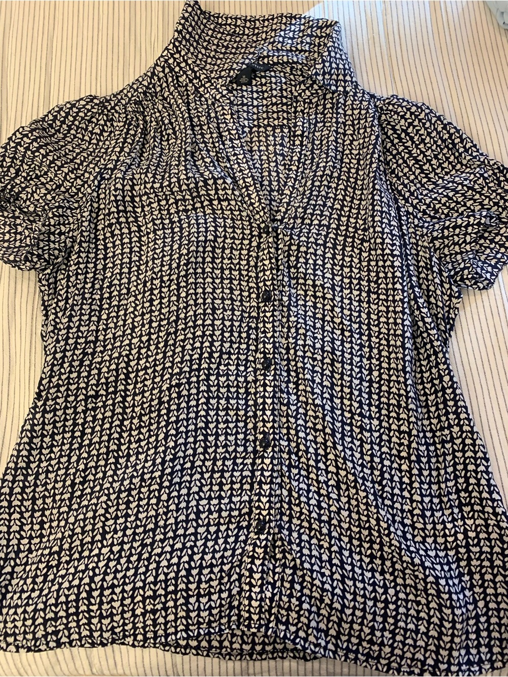 100% Silk Banana Republic Black and White Printed Short-Sleeve Button Blouse | M